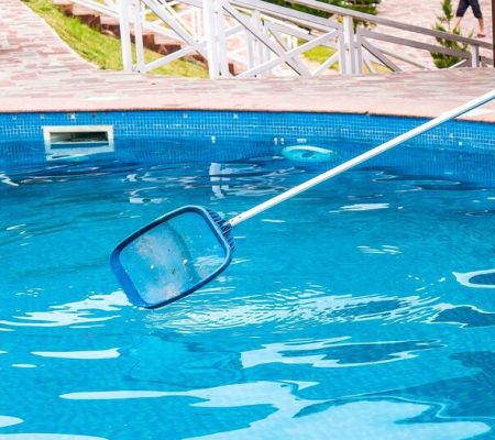 تنظيف حمامات السباحة