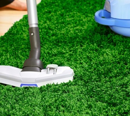 أصبح الاعتماد على العشب الصناعي واسع الانتشار، سواء كان ذلك في المنازل، الحدائق، أو الملاعب، وللحفاظ على مظهره الجمالي ومتانته، تبرز أهمية الاستعانة بـ شركة تنظيف العشب الصناعي متخصصة. الكثيرون يتساءلون عن أفضل طريقة تنظيف العشب الصناعي لضمان إطالة عمره الافتراضي وحمايته من التلف، عملية تنظيف النجيل الصناعي تتطلب تقنيات ومعدات خاصة تختلف عن تنظيف العشب الطبيعي تمامًا. هذا المقال الشامل سيوفر دليلًا كاملًا حول معايير اختيار الأفضل في هذا المجال المتخصص والدقيق، سنسلط الضوء على شركة ناسا كلين، كأفضل شركة تنظيف العشب الصناعي تقدم حلولًا متكاملة وفعالة. كما سنتناول بالتفصيل كيفية تنظيف النجيل الصناعي من الأوساخ والبكتيريا المتراكمة بشكل احترافي، وتنظيف العشب الصناعي من التراب، وسنتعرف على الخطوات المتبعة لـ تنظيف النجيلة الصناعية والمعدات الحديثة المستخدمة في هذه العملية. ما هي أفضل شركة تنظيف العشب الصناعي؟ عندما يتعلق الأمر بالحفاظ على جودة الملاعب والمساحات الخضراء الصناعية، فإن اختيار شركة تنظيف العشب الصناعي هو قرار حاسم، الأفضلية هنا تُمنح للشركة التي تدمج بين الخبرة العملية والتقنيات الحديثة في جميع مراحل التنظيف. تتصدر شركة ناسا كلين قائمة الخيارات كأفضل شركة تنظيف العشب الصناعي في السوق المصري، تفخر ناسا كلين بتقديم خدمة شاملة ومتخصصة لـ تنظيف النجيلة الصناعية بمختلف أنواعها وأحجامها، نعتمد على فريق فني مدرب بشكل احترافي للتعامل مع تحديات تنظيف النجيل الصناعي بمهارة ودقة. إن التزامنا بمعايير الجودة والسلامة يضمن لعملائنا الحصول على نتائج استثنائية تفوق توقعاتهم دومًا، تعد ناسا كلين نموذجًا للشركات التي تقدم حلولًا فعالة ومستدامة للحفاظ على العشب الصناعي لفترة أطول، نحن نضمن أن كل جزء من مساحتك الخضراء الصناعية سيعود إلى حالته الأصلية من الجمال والنظافة. تنظيف النجيلة الصناعية وأهم مميزات ناسا كلين تعتبر عملية تنظيف النجيلة الصناعية ضرورة دورية للحفاظ على صحة وسلامة المستخدمين ومظهر المكان، تتراكم الأوساخ والجراثيم وحبوب اللقاح بين ألياف العشب، مما يجعله بيئة غير صحية مع مرور الوقت. تتميز شركة ناسا كلين في مجال تنظيف النجيلة الصناعية بعدة نقاط تجعلها الخيار الأمثل: 1. تنظيف العشب الصناعي من التراب والتكتلات: لدينا معدات ميكانيكية متطورة لإزالة الرمل والحصى والأتربة المتراكمة في قاعدة العشب بكفاءة عالية، تساعد هذه العملية في إعادة رفع ألياف العشب وتحسين تصريف المياه بعد عملية تنظيف العشب الصناعي من التراب. 2. مواد تنظيف غير ضارة وآمنة تمامًا: نعتمد على منظفات مصممة خصيصًا لا تتلف ألياف العشب ولا تترك أي بقايا كيميائية ضارة بالبيئة، نضمن بذلك سلامة الأطفال والحيوانات الأليفة عند استخدامهم للمنطقة بعد الانتهاء من التنظيف بشكل كامل. 3. إصلاح وصيانة العشب التالف: لا يقتصر عملنا على تنظيف النجيلة الصناعية فحسب، بل يشمل إصلاح أي مناطق مفككة أو تالفة وإعادة تركيبها، هذه الميزة تضمن إطالة العمر الافتراضي للعشب وتوفير تكاليف استبداله أو تجديده المبكر. كيفية تنظيف النجيل الصناعي لكل من يتساءل عن كيفية تنظيف النجيل الصناعي بطريقة احترافية، فإن الأمر يمر بمراحل دقيقة ومنظمة. إن كيفية تنظيف النجيل الصناعي بشكل صحيح تبدأ بالتحضير الجيد للمساحة قبل أي خطوة أخرى، تبدأ عملية كيفية تنظيف النجيل الصناعي لدينا بإزالة أي بقايا صلبة كبيرة مثل الأوراق المتساقطة أو الأغصان. هذه هي الخطوات الأساسية في كيفية تنظيف النجيل الصناعي المتبعة من قبل فرقنا المتخصصة: 1. التمشيط الميكانيكي الأولي: نستخدم آلات تمشيط ذات شعيرات خاصة لرفع ألياف العشب المتسطحة وتفكيك الأوساخ المتماسكة. هذه المرحلة مهمة جدًا قبل البدء في تنظيف العشب الصناعي من التراب لضمان خروجه من القاعدة. 2. شفط الأوساخ وحبوب الرمل: يتم استخدام مكانس صناعية قوية لشفط وإزالة التراب الدقيق وحبيبات المطاط أو الرمل المتسخ من بين الألياف، هذا الإجراء هو أهم جزء في كيفية تنظيف النجيل الصناعي ويضمن نظافة عميقة لقاعدة العشب بالكامل. 3. الغسيل بمحلول التنظيف المتخصص: يتم رش محلول تنظيف وتعقيم مُخفف وآمن على كامل المساحة لضمان القضاء على البكتيريا والروائح، هذه الخطوة ضرورية خاصة في الأماكن التي تتعرض لفضلات الحيوانات أو السوائل المنسكبة باستمرار. 4. الشطف بالماء النقي: يشطف العشب بالماء النظيف لإزالة أي بقايا لمحلول التنظيف، مع التأكد من فعالية نظام التصريف، يتم ضمان أن المياه لا تتجمع في أي جزء، مما يمنع تكون العفن أو الروائح الكريهة مع مرور الوقت. 5. التعطير والتمشيط النهائي: في الختام، يتم تمشيط العشب مرة أخيرة لإعادة الألياف إلى وضعها القائم ورش معطر لطيف ويدوم طويلًا. هذه الخطوة تضمن مظهرًا جماليًا مثاليًا وتزيد من جاذبية العشب بعد تنظيف النجيل الصناعي. تنظيف النجيل الصناعي مع أفضل فنيين متخصصين إن الاعتماد على أفضل شركة تنظيف العشب الصناعي يعني الاستفادة من خبرة أمهر الفنيين في هذا المجال، يتمتع فنيو ناسا كلين بخبرة واسعة ومعرفة دقيقة بجميع أنواع العشب، سواء كان للملاعب أو الحدائق المنزلية. يتدرب الفريق بانتظام على أحدث طريقة تنظيف النجيلة الصناعية العالمية لضمان أعلى مستوى من الكفاءة، يتم التعامل مع كل مهمة تنظيف النجيل الصناعي على أنها حالة فريدة تتطلب خطة عمل مخصصة ودقيقة. نحن نضمن أن يتم العمل بأقصى درجات العناية لـ تنظيف العشب الصناعي من التراب دون إلحاق أي ضرر به، الاحترافية في التنفيذ هي السمة المميزة لجميع خدمات تنظيف النجيل الصناعي التي تقدمها شركتنا الرائدة. هذا المستوى العالي من التخصص هو ما يجعلنا ضمن الخيارات الأولى عند البحث عن أفضل الشركات، نحن نوفر خدمة شاملة تضمن أن تكون تجربة تنظيف النجيل الصناعي سلسة ومريحة لعملائنا الكرام. ما هي أفضل طريقة تنظيف النجيلة الصناعية؟ عند البحث عن أفضل طريقة تنظيف النجيلة الصناعية، يجب أن نركز على الكفاءة والعمق في التنظيف، تعتبر أفضل طريقة تنظيف النجيلة الصناعية هي التي تجمع بين الإزالة الميكانيكية للأوساخ والتعقيم. تعتمد ناسا كلين على مزيج مبتكر من التنظيف الميكانيكي العميق يليه معالجة بالماء النقي والمعقمات الآمنة، هذه طريقة تنظيف النجيلة الصناعية تضمن إزالة الأوساخ من الجذور والقضاء على الجراثيم والروائح غير المرغوبة. كما أن هذه طريقة تنظيف النجيلة الصناعية تساعد في إعادة توزيع حشو الرمل أو المطاط بشكل متساوٍ، الهدف هو استعادة مرونة العشب ومظهره الطبيعي بعد الانتهاء من عملية التنظيف الشاملة والعميقة، إذا كنت تبحث عن كيفية تنظيف النجيل الصناعي بشكل فعال ومستدام، فإن تقنياتنا هي الحل الأفضل. شركة تنظيف العشب الصناعي للملاعب المختلفة تتطلب الملاعب الرياضية، سواء كانت ملاعب كرة قدم أو تنس، اهتمامًا خاصًا عند اختيار شركة تنظيف العشب الصناعي. لأن الملاعب تتعرض لإجهاد كبير واستخدام مكثف، فإن تنظيف العشب الصناعي من التراب فيها يصبح أكثر تعقيدًا، تتخصص ناسا كلين في تقديم خدمات تنظيف النجيلة الصناعية للملاعب بمختلف أحجامها وأنواعها. نحن نستخدم آلات ثقيلة مخصصة لـ تنظيف النجيل الصناعي الخاص بالملاعب، لضمان أعلى مستويات النظافة والتعقيم، كما نقوم بإعادة فحص وتوزيع حبيبات المطاط أو الرمل التي تعمل على تثبيت الألياف وتوفير الدعم للاعبين. إن خدماتنا تضمن أن يكون سطح الملعب آمنًا وصحيًا ومهيئًا للاستخدام الرياضي المتواصل بكفاءة، نحن أفضل شركة تنظيف العشب الصناعي مؤهلة للتعامل مع متطلبات الأندية الرياضية والمراكز الكبيرة. شركة تنظيف العشب الصناعي لجميع الأماكن لا تقتصر خدماتنا كـ شركة تنظيف العشب الصناعي على الملاعب فقط، بل تمتد لتشمل جميع أنواع المساحات، سواء كنت تحتاج إلى تنظيف النجيلة الصناعية في حديقة فيلتك الخاصة أو على أسطح المقاهي والمطاعم. نقدم حلولًا مخصصة لـ تنظيف النجيل الصناعي في الشرفات والأسطح، مع ضمان عدم تسرب المياه أو إحداث أي فوضى، كما أن لدينا خبرة واسعة في تنظيف العشب الصناعي من التراب في الحدائق العامة ومناطق لعب الأطفال. هذا التنوع في أماكن الخدمة يؤكد أننا نمتلك المعرفة والخبرة اللازمة للتعامل مع أي متطلبات خاصة، نحن نقدم أفضل طريقة تنظيف العشب الصناعي لكل عميل على حدة، اعتمادًا على طبيعة استخدام المنطقة. مزيد من الخدمات: تنظيف الزجاج الخارجي للمباني ما هي أفضل معدات تنظيف النجيلة الصناعية؟ تعتمد أفضل شركة تنظيف العشب الصناعي على مجموعة من المعدات المتطورة لضمان تنظيف عميق وشامل. من أهم ادوات تنظيف العشب الصناعي المستخدمة لضمان أفضل طريقة تنظيف النجيلة الصناعية ما يلي: 1. آلات التمشيط الميكانيكي (Power Brushes): آلات مخصصة لإزالة الحطام ورفع ألياف العشب، وهي أساسية لـ تنظيف النجيل الصناعي، تساعد في فصل الأوساخ المتماسكة عن القاعدة قبل البدء في عملية الشفط والغسيل الفعلي. 2. المكانس الصناعية القوية (Vacuum Cleaners): مكانس ذات شفط عالي مصممة لسحب الأتربة والجزيئات الدقيقة من بين ألياف العشب بكفاءة، ضرورية لعملية تنظيف العشب الصناعي من التراب بشكل كامل ودقيق. 3. أنظمة التعقيم بالبخار والحرارة: معدات تستخدم البخار الساخن لتعقيم العشب والقضاء على البكتيريا والجراثيم بشكل طبيعي، توفر طريقة صديقة للبيئة لضمان النظافة الصحية لـ تنظيف النجيلة الصناعية في الأماكن الحساسة. 4. أجهزة توزيع حبيبات الحشو: آلات تستخدم لإعادة توزيع حبيبات المطاط أو الرمل داخل العشب، مما يحافظ على مرونته ومتانته، هذه المعدات تضمن أن تكون طريقة تنظيف العشب الصناعي فعالة وشاملة للصيانة أيضًا. أسعار تنظيف النجيل الصناعي تعتبر أسعار تنظيف النجيل الصناعي في شركة ناسا كلين تنافسية وتعتمد على عدة عوامل رئيسية: تحدد تكلفة شركة تنظيف العشب الصناعي بناءً على حجم المساحة ونوع العشب ومدى تراكم الأوساخ فيه. كما أن الموقع الجغرافي ونوعية الخدمات الإضافية المطلوبة، مثل التعقيم أو الإصلاح، يؤثران في السعر النهائي. ناسا كلين تضمن تقديم تسعيرة عادلة وشفافة بعد زيارة معاينة مجانية للموقع وتحديد متطلباته بدقة، حيث نسعى لتقديم أفضل طريقة تنظيف النجيلة الصناعية بأقل تكلفة ممكنة لعملائنا في كل مكان. طريقة تنظيف العشب الصناعي الاستعانة بشركة ناسا كلين إن أفضل طريقة تنظيف العشب الصناعي هي ترك هذه المهمة لخبراء شركة ناسا كلين المتخصصين، محاولة تنظيف العشب الصناعي من التراب بالطرق المنزلية قد لا تحقق النتيجة المرجوة، وقد تتلف العشب أحيانًا. باختيار خدماتنا، فإنك تضمن أن عملية تنظيف النجيل الصناعي ستتم وفق أعلى المعايير المهنية، نحن نلخص لك أفضل طريقة تنظيف العشب الصناعي في خطوة واحدة وهي: الاتصال بشركة ناسا كلين. دعنا نعتني باستثماراتك في العشب الصناعي ونضمن لك مظهرًا جديدًا يدوم طويلًا وبأمان كامل. إذا كنت تبحث عن شركة تنظيف العشب الصناعي لماذا تختار ناسا كلين؟ عندما تبحث عن شركة تنظيف العشب الصناعي موثوقة، فإن ناسا كلين تقدم التوازن المثالي بين الجودة والتكلفة: متخصصون في التعقيم: نحن لا نكتفي بـ تنظيف العشب الصناعي من التراب بل نوفر تعقيمًا عميقًا. تقنيات غير ضارة: نستخدم ادوات تنظيف العشب الصناعي ومواد آمنة تمامًا على البيئة والأفراد. الشمولية في الخدمة: نوفر أفضل طريقة تنظيف النجيلة الصناعية مع خدمة الإصلاح والصيانة الفورية. الخبرة الفنية: لدينا أفضل الفنيين المدربين على كيفية تنظيف النجيل الصناعي باحترافية تامة. الاحترافية في التنفيذ: نضمن لك الالتزام بالمواعيد والجودة في كل خطوة من خطوات العمل. لا تنتظر حتى يفقد العشب الصناعي بريقه ومرونته ويصبح بؤرة للجراثيم والأوساخ، حان الوقت لاستعادة جمال ومظهر العشب الصناعي الخاص بك بشكل احترافي وموثوق. شركة تنظيف العشب الصناعي